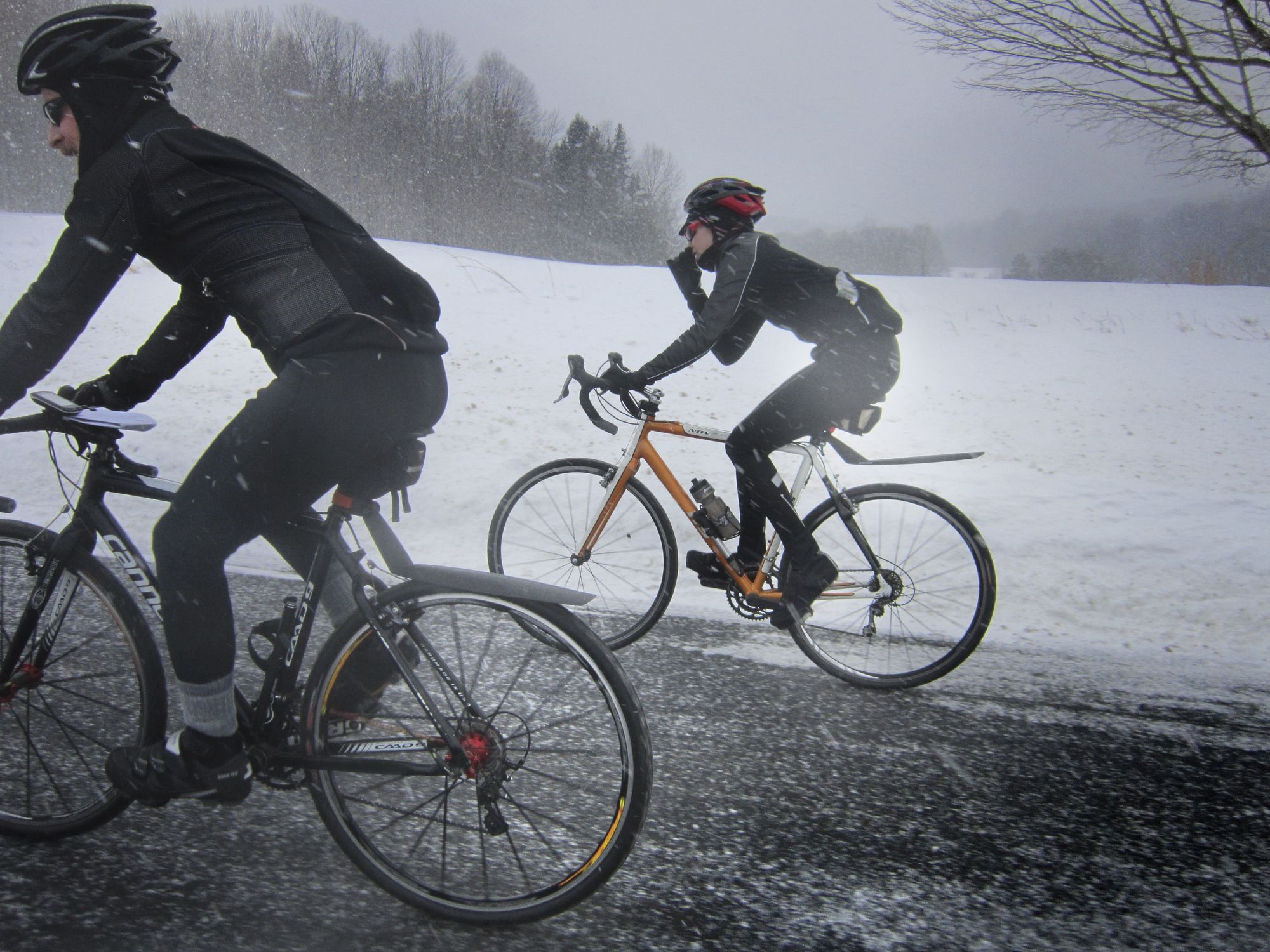گیر کردن با دوچرخه در آب و هوای برفی - آیبایک