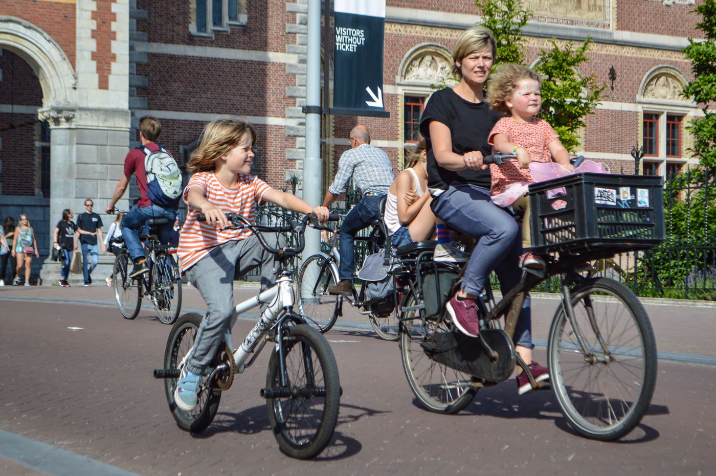 دوچرخه سواری مادر و فرزندان