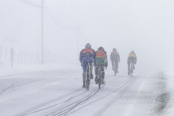 دوچرخه سواری گروهی در زمستان و هوای سرد