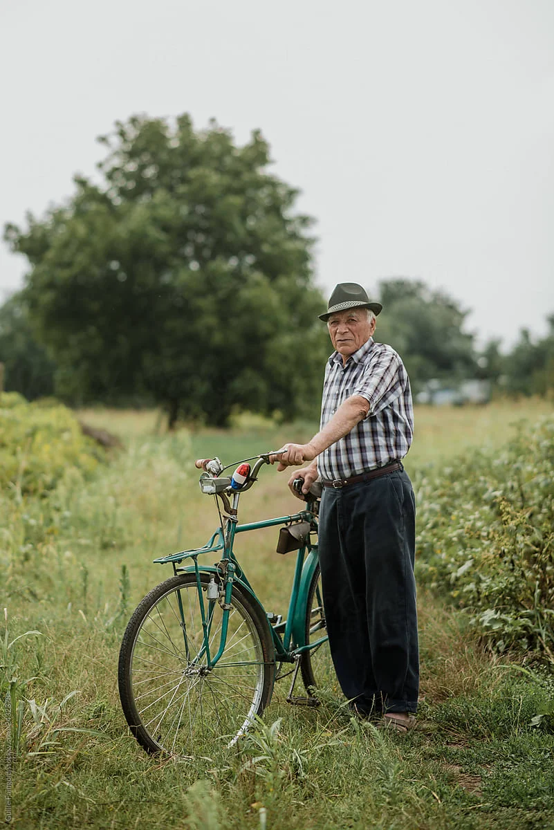 یک فرد پیر در کنار دوچرخه - آیبایک