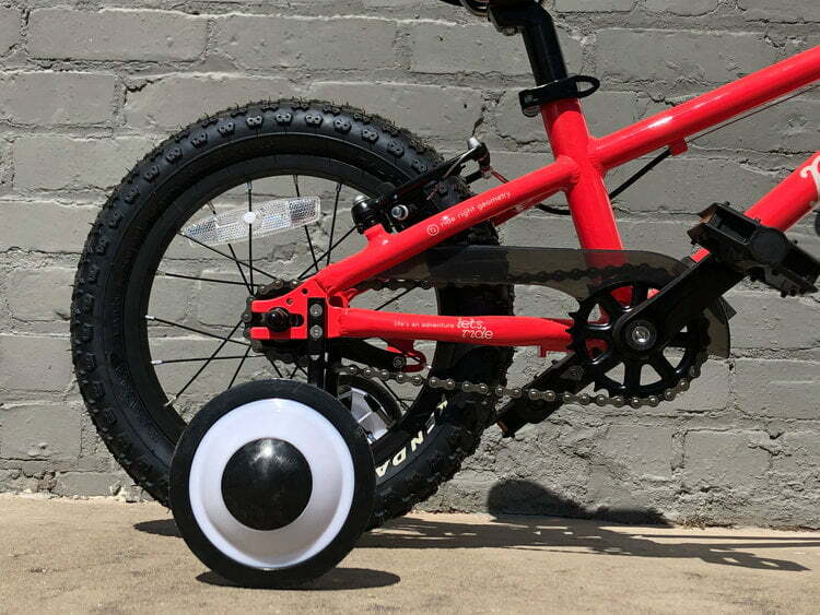 یک دوچرخه کودک با چرخ های کمکی - آیبایک