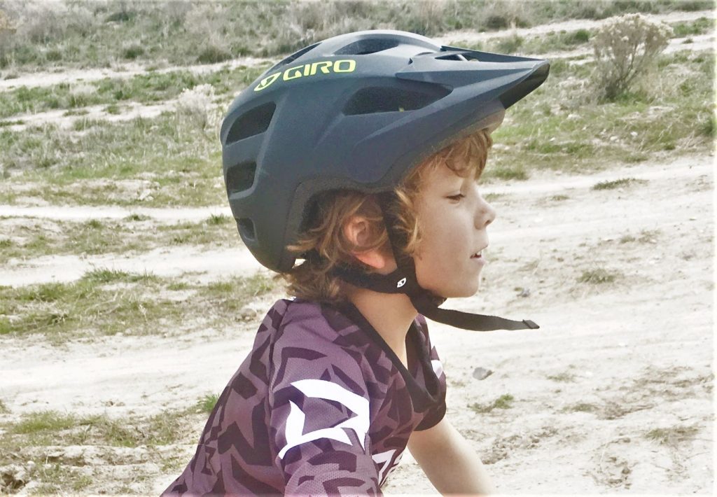 تنظیم بندهای کلاه دوچرخه کودک - آیبایک