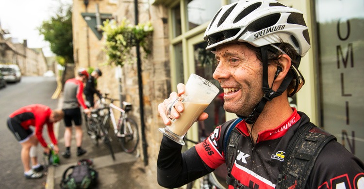 نوشیدن شیر توسط دوچرخه سوار برای تامین ویتامین دی - آیبایک