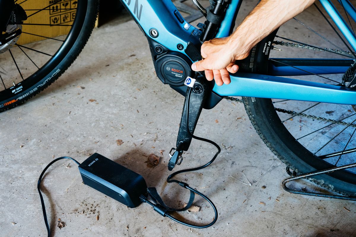 شارژ کردن باتری دوچرخه برقی - آیبایک
