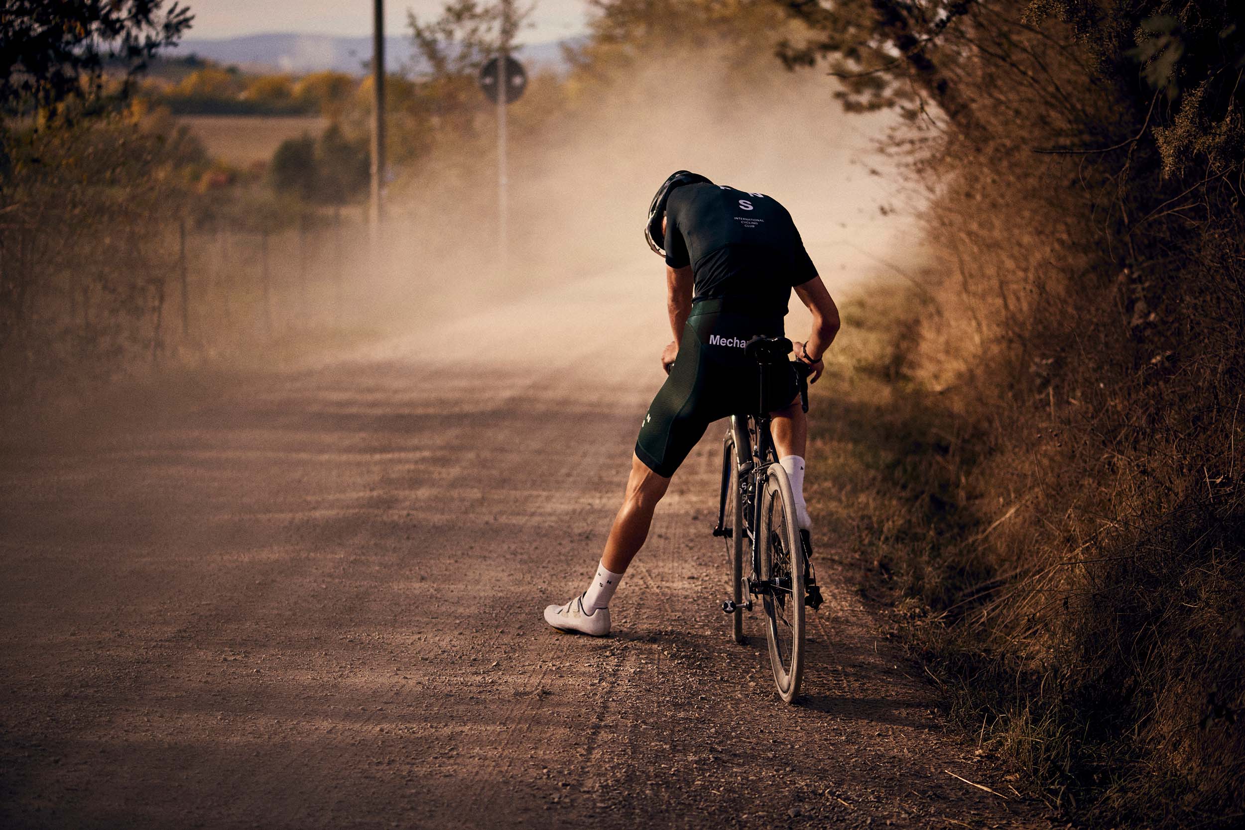 دوچرخه سواری در یک جاده خاکی - آیبایک