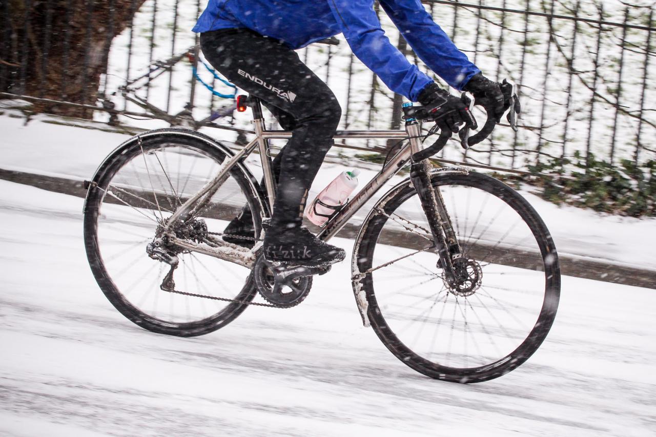 دوچرخه سواری در برف و سرازیری - آیبایک