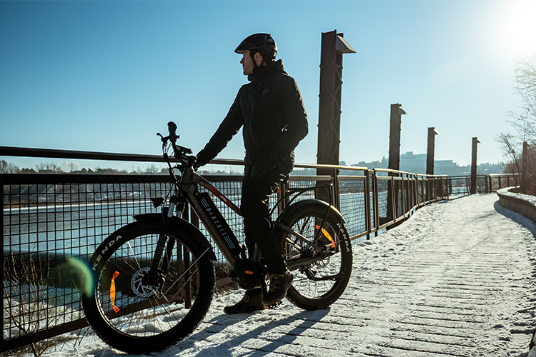 دوچرخه سواری با دوچرخه برقی در آب و هوای نامساعد - آیبایک