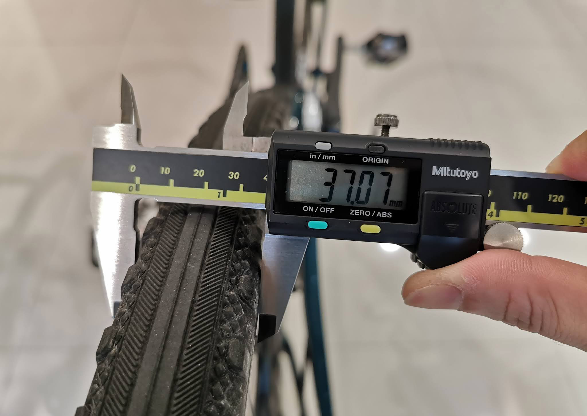 اندازه گیری عرض لاستیک دوچرخه با کولیس - آیبایک