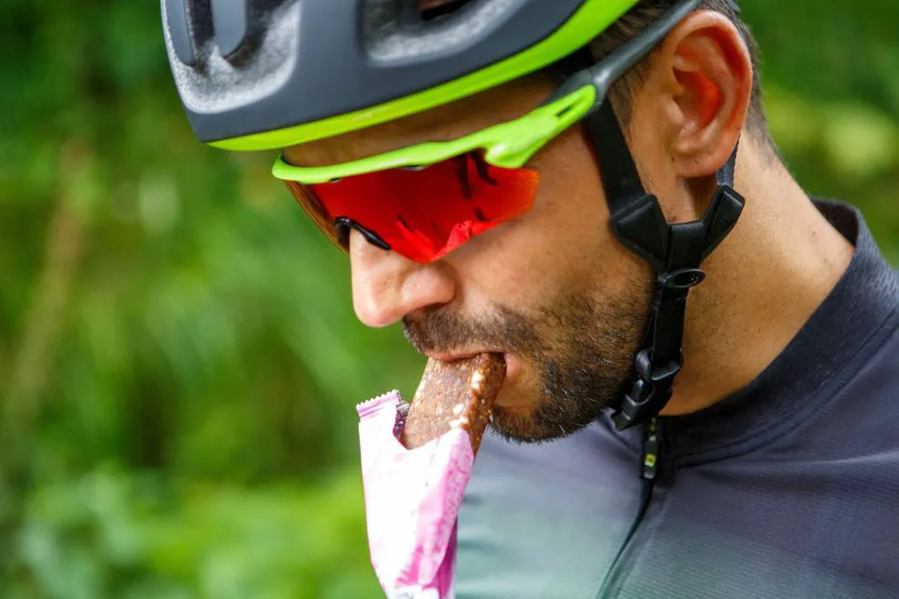 مصرف شکلات بار با قند افزوده در حین دوچرخه سواری - آیبایک